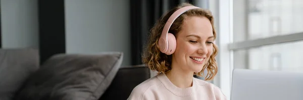Weiße Frau Mit Kopfhörer Benutzt Laptop Während Sie Hause Auf — Stockfoto