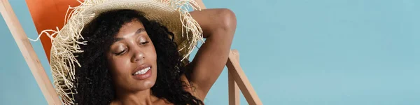 Zwarte Vrouw Aanbrengen Zonnebrandcrème Terwijl Zitten Chaise Lounge Geïsoleerd Blauwe — Stockfoto