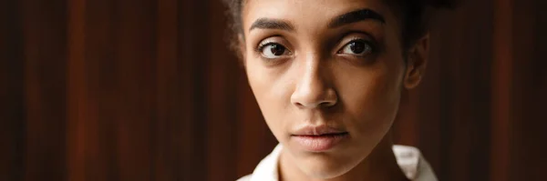 Молода Чорна Жінка Стоїть Дивиться Камеру Приміщенні — стокове фото