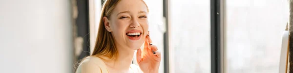 Młoda Blondynka Biały Kobieta Śmieje Się Patrząc Kamery Wewnątrz — Zdjęcie stockowe