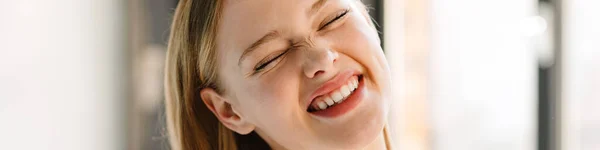 Młoda Blondynka Biała Kobieta Śmieje Się Podczas Pozowania Kamery Wewnątrz — Zdjęcie stockowe