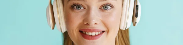 Młoda Blondynka Biała Kobieta Słuchawkach Uśmiecha Się Kamery Odizolowany Niebieskim — Zdjęcie stockowe