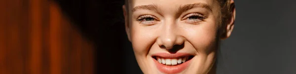 Młoda Blondynka Biała Kobieta Uśmiecha Się Patrzy Kamerę Wewnątrz — Zdjęcie stockowe