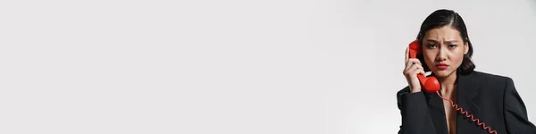 Брюнетка Азіатська Жінка Куртці Під Час Розмови Ретро Телефоні Ізольована — стокове фото