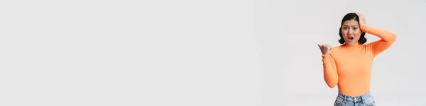 Портрет Шокованої Кидаючої Випадкової Брюнетки Молода Азіатка Стоїть Над Синім — стокове фото