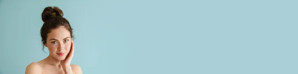 Полуобнаженная Брюнетка Позирует Смотрит Камеру Изолированно Синем Фоне — стоковое фото