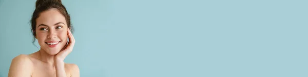Pół Naga Brunetka Uśmiecha Się Patrzy Odizolowane Niebieskim Tle — Zdjęcie stockowe