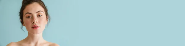 Mezza Nuda Donna Bruna Posa Guardando Fotocamera Isolata Sfondo Blu — Foto Stock