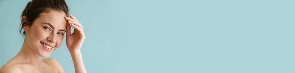 Полуобнаженная Брюнетка Улыбающаяся Смотрящая Камеру Голубом Фоне — стоковое фото