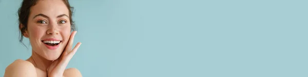 Mezza Nuda Donna Bruna Sorridente Guardando Fotocamera Isolata Sfondo Blu — Foto Stock