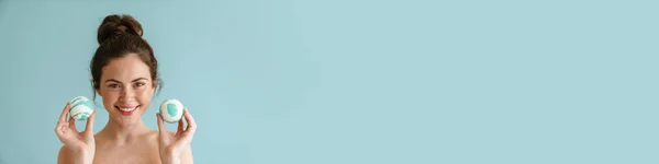 Напівгола Брюнетка Посміхається Позуючи Бомби Ванни Ізольовані Синьому Фоні — стокове фото