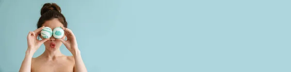 Полуобнаженная Брюнетка Делает Бомбами Ванны Изолированные Синем Фоне — стоковое фото