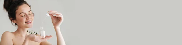 Полуобнаженная Брюнетка Сывороткой Лица Эвкалиптой Фоне — стоковое фото