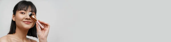 Азійська Жінка Сорочки Використовує Порошкову Щітку Роблячи Макіяж Ізольованим Над — стокове фото