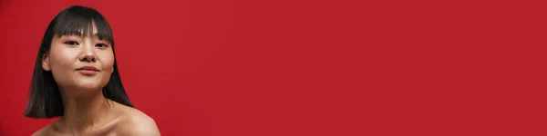 Молода Азіатська Сорочки Жінка Позує Дивиться Камеру Ізольовано Червоному Тлі — стокове фото