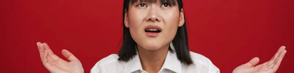 Jeune Femme Asiatique Portant Chemise Fronçant Les Sourcils Tout Tenant — Photo