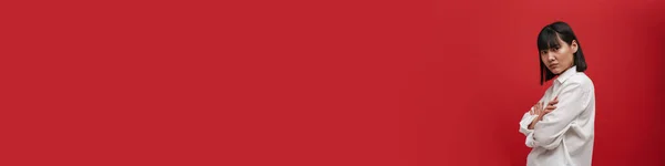Νεαρή Ασιάτισσα Που Φοράει Πουκάμισο Χέρια Σταυρωμένα Κόκκινο Φόντο — Φωτογραφία Αρχείου