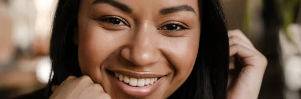 Schwarze Junge Frau Lächelt Und Blickt Die Kamera — Stockfoto