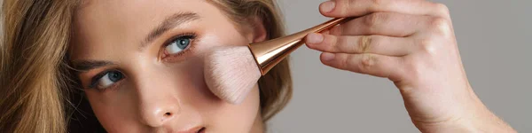 Mulher Ruiva Branca Semi Nua Fazendo Maquiagem Com Escova Isolada — Fotografia de Stock
