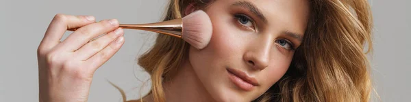 Mujer Semidesnuda Jengibre Blanco Haciendo Maquillaje Con Pincel Aislado Sobre —  Fotos de Stock