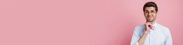 Молодой Белый Человек Галстуке Бабочке Хмурясь Глядя Сторону Изолированы Розовом — стоковое фото