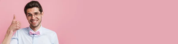 Портрет Улыбающейся Юной Брюнетки Ботаника Рубашке Галстуке Бабочке Стоящей Фоне — стоковое фото