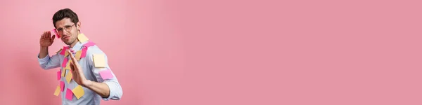 Молодой Белый Человек Наклейками Жестикулируя Глядя Камеру Изолированы Розовом Фоне — стоковое фото