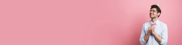 Jonge Blanke Man Met Vlinderdas Feestkegel Glimlachend Gebaar Geïsoleerd Roze — Stockfoto