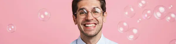 Junger Weißer Mann Mit Fliege Lächelt Und Blickt Vereinzelt Die — Stockfoto