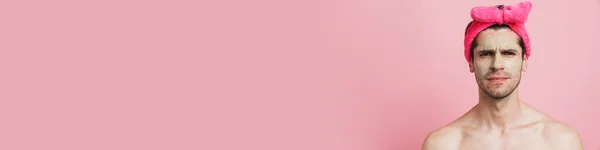 Nuori Paidaton Mies Otsanauha Otsa Kurtussa Katsot Kameraa Eristettynä Vaaleanpunaisella — kuvapankkivalokuva