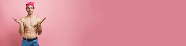 Молодий Сорочки Чоловік Смузі Голови Виражає Сюрприз Камеру Ізольовано Рожевому — стокове фото