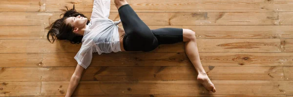Młoda Szczupła Brunetka Fitness Kobieta Leżąca Rozciągając Się Macie Sportowej — Zdjęcie stockowe