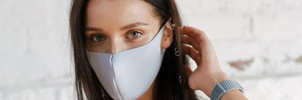 Νεαρή Μελαχρινή Λευκή Γυναίκα Που Φοράει Προστατευτική Ιατρική Μάσκα Και — Φωτογραφία Αρχείου