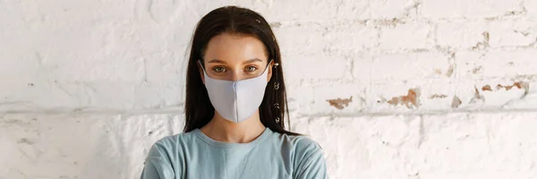 Jovem Morena Branca Mulher Vestindo Máscara Médica Protetora Sobre Fundo — Fotografia de Stock