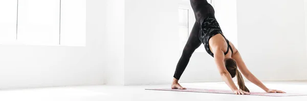 Ung Brunette Hvit Kvinne Øver Yoga Fitness Matte Studio – stockfoto