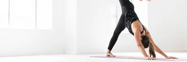 Ung Hvit Kvinne Som Trener Yogatrening Innendørs – stockfoto