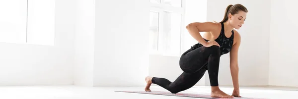 Wanita Kulit Putih Muda Melakukan Latihan Selama Latihan Yoga Dalam — Stok Foto