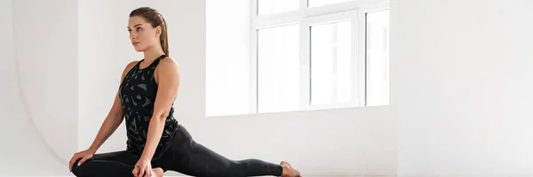 Wanita Kulit Putih Muda Melakukan Latihan Selama Latihan Yoga Dalam — Stok Foto
