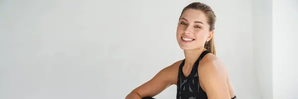 Unge Hvit Smilende Kvinne Sportsklær Som Sitter Hviler Etter Trening – stockfoto