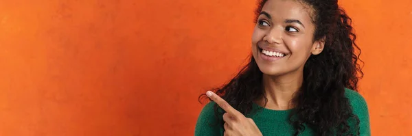 Onnellinen Nuori Afrikkalainen Nainen Rento Kulumista Seisoo Oranssi Tausta Sormet — kuvapankkivalokuva