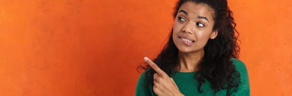 Lykkelige Unge Afrikanske Kvinner Avslappet Antrekk Som Står Oransje Bakgrunn – stockfoto