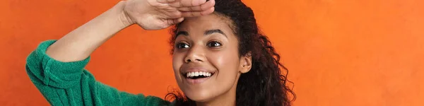 Onnellinen Nuori Afrikkalainen Nainen Rento Kulumista Seisoo Oranssi Tausta Etsii — kuvapankkivalokuva