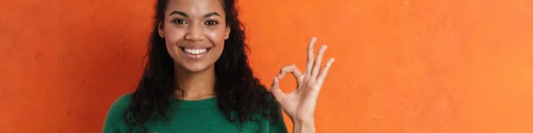 Onnellinen Hymyilevä Afrikkalainen Rento Brunette Nainen Seisoo Oranssin Seinän Takana — kuvapankkivalokuva