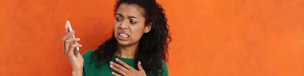 Järkyttynyt Sekava Afrikkalainen Rento Brunette Nainen Seisoo Oranssi Seinä Tausta — kuvapankkivalokuva