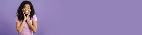 Молодая Черная Возбужденная Женщина Позирует Смотрит Камеру Изолированы Фиолетовом Фоне — стоковое фото