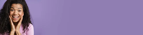 Молодая Черная Возбужденная Женщина Жестом Глядя Камеру Изолированы Фиолетовом Фоне — стоковое фото