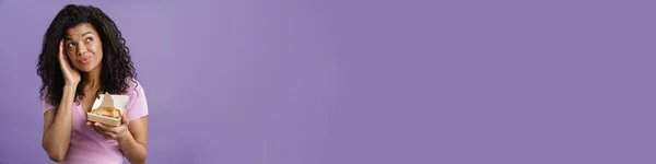 Молода Чорна Жінка Дивиться Вгору Позує Гамбургером Ізольовано Фіолетовому Фоні — стокове фото