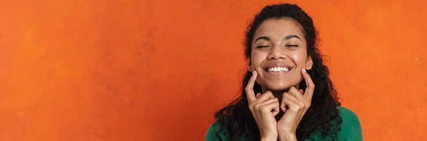 Glad Leende Afrikansk Casual Brunett Kvinna Står Över Orange Vägg — Stockfoto