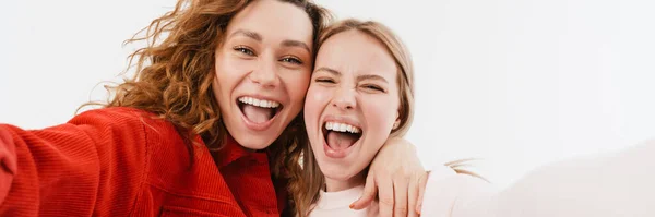 Молодые Две Женщины Обнимаются Смеются Делая Селфи Белом Фоне — стоковое фото