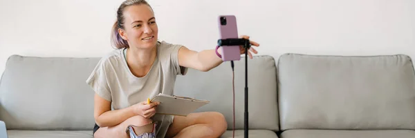 Smiling Young White Disabled Woman Blogger Prostetic Leg Sitting Sofa — Stok Foto